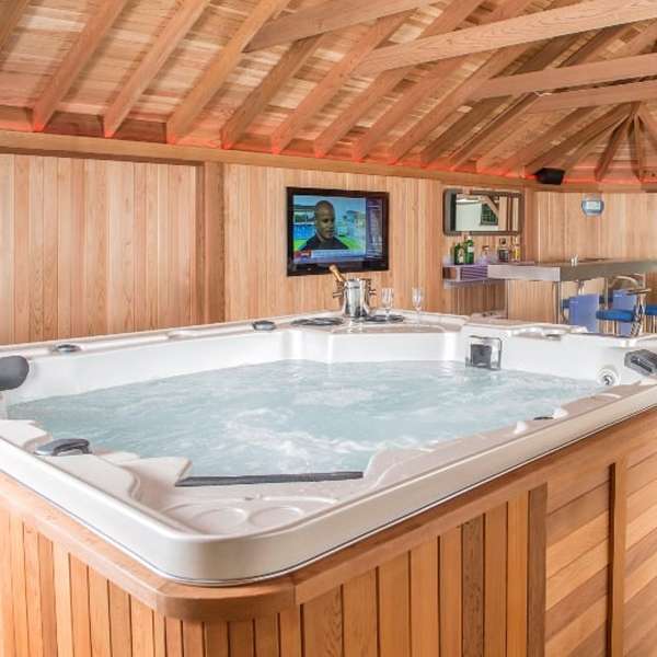 Outside area Bathtub Wooden interior Decor