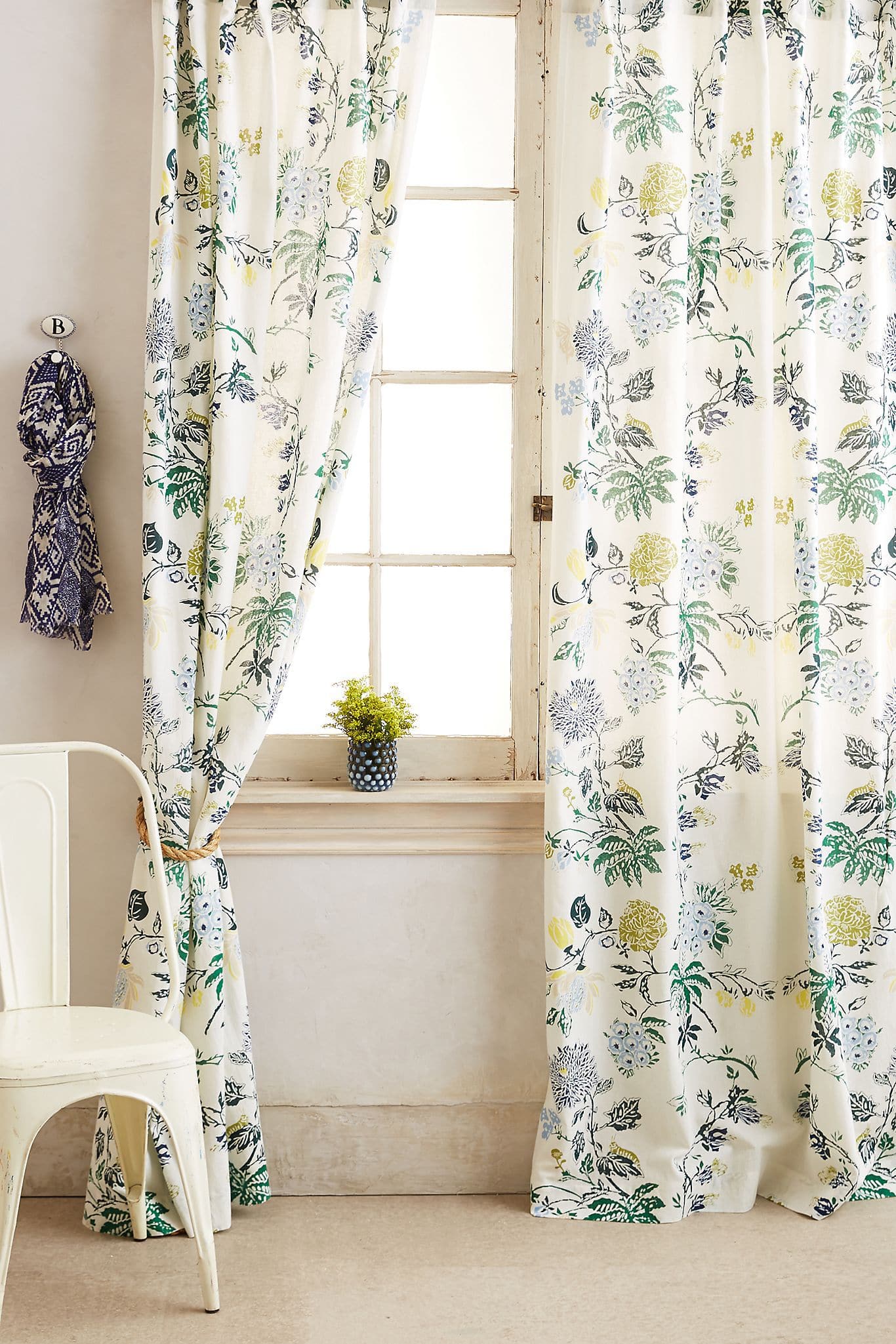 Country-style-window-curtains-with-floral-patterns-can-decorate-your-room