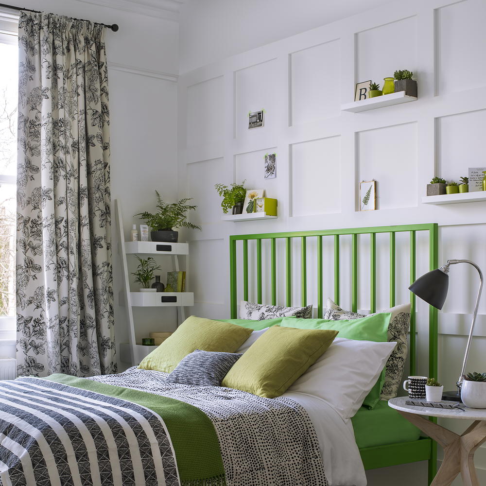 Country-style-window-curtains-with-floral-patterns-can-decorate-your-room